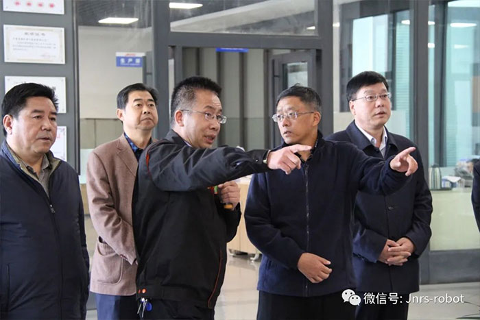 自治區(qū)黨委常委、紀(jì)委書記艾俊濤?一行參觀調(diào)研巨能機(jī)器人