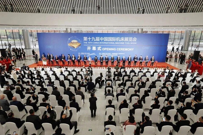 柔性智造 領(lǐng)航未來|巨能機(jī)器人CIMT2025首日盛況直擊！